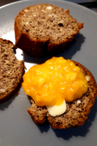 Es geht doch nichts über ein Marmeladenbrot: Nussbrot + Orangenmarmelade à la Meande.